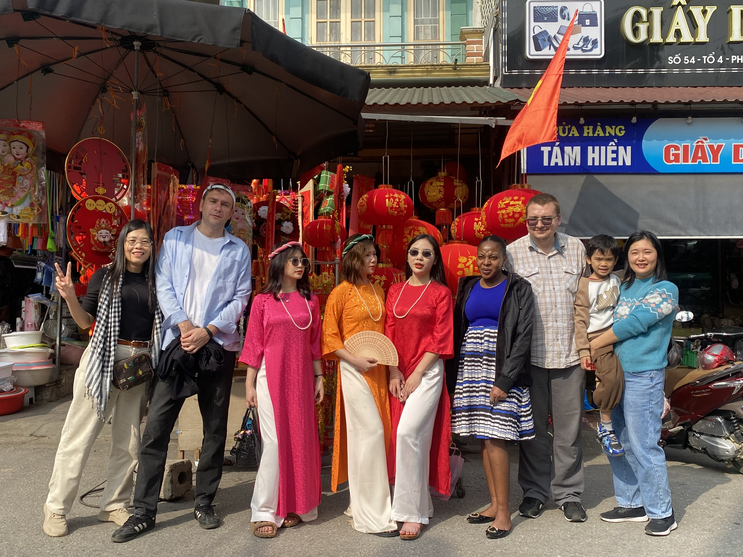 Foreigners experience Vietnamese traditional Tet holiday in Tuyen Quang